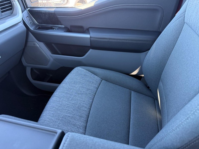 Ford Super Duty F-350 SRW Vehicle Full-screen Gallery Image 15