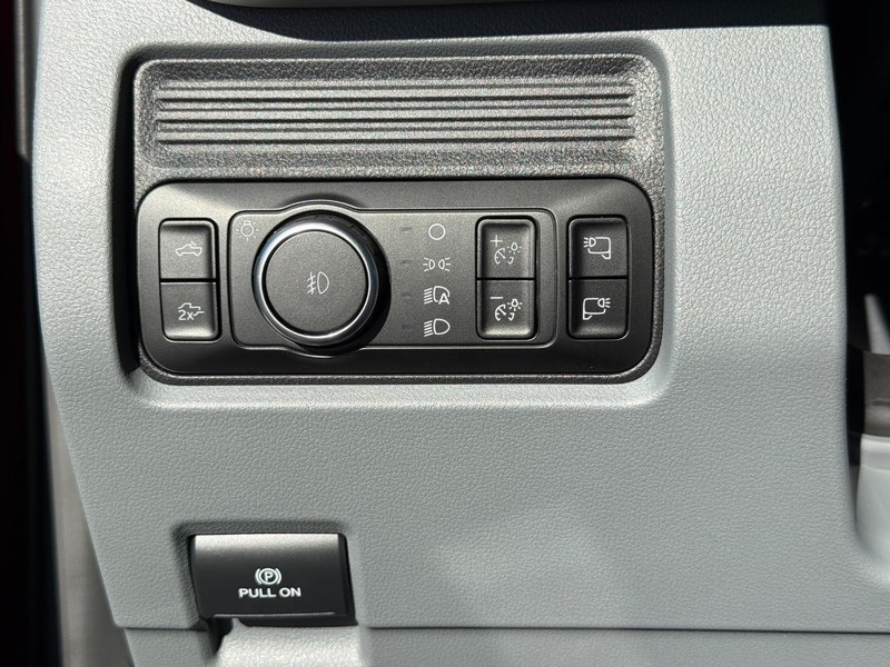 Ford Super Duty F-350 SRW Vehicle Full-screen Gallery Image 16