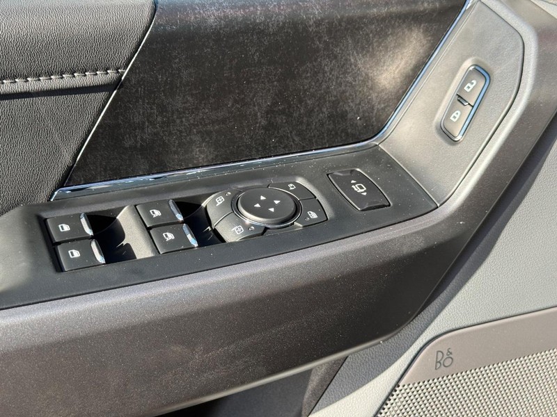 Ford Super Duty F-350 SRW Vehicle Full-screen Gallery Image 18