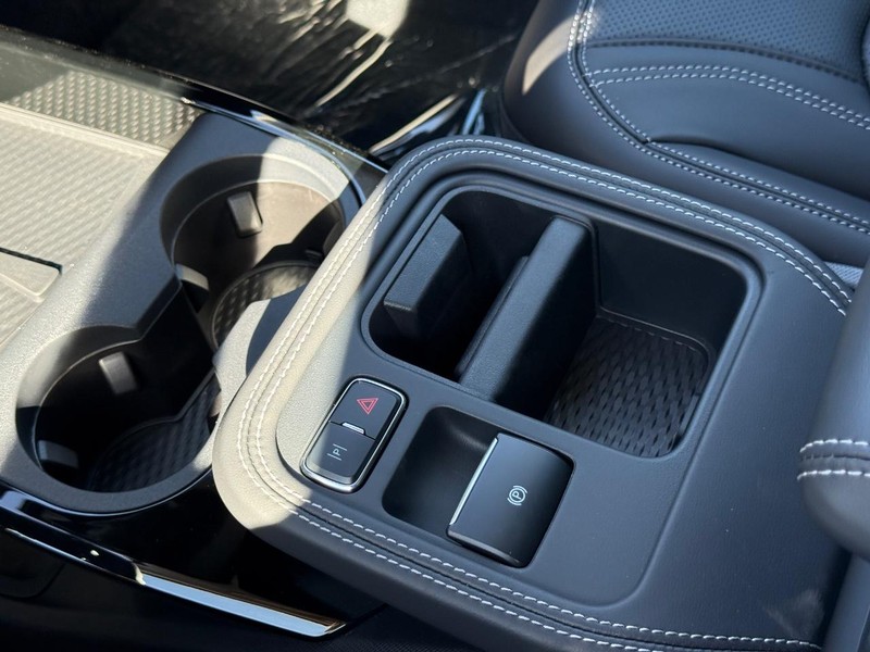 Ford Mustang Mach-E Vehicle Full-screen Gallery Image 16