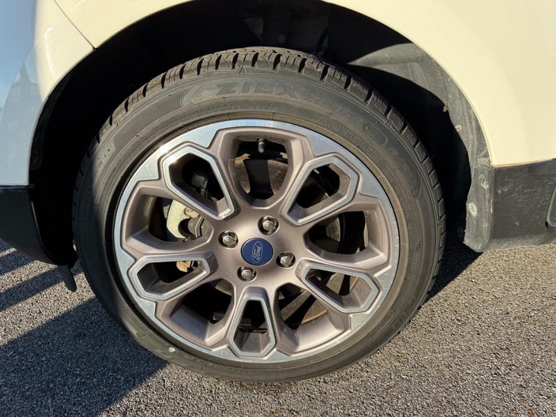 Ford EcoSport Vehicle Full-screen Gallery Image 2