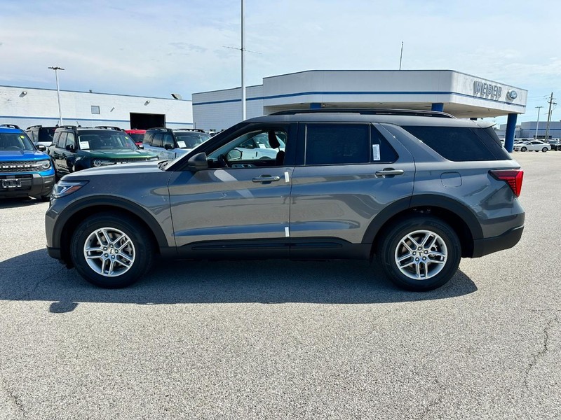 Ford Explorer Vehicle Full-screen Gallery Image 2