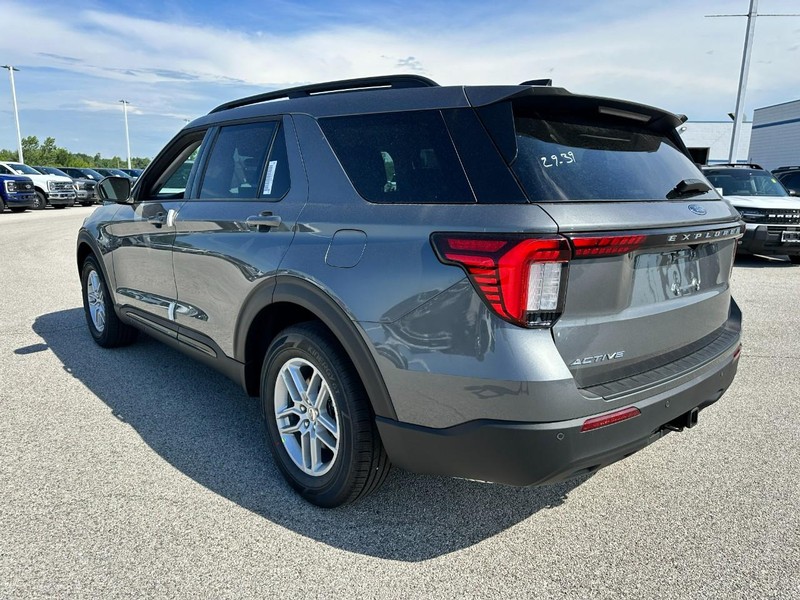 Ford Explorer Vehicle Full-screen Gallery Image 3