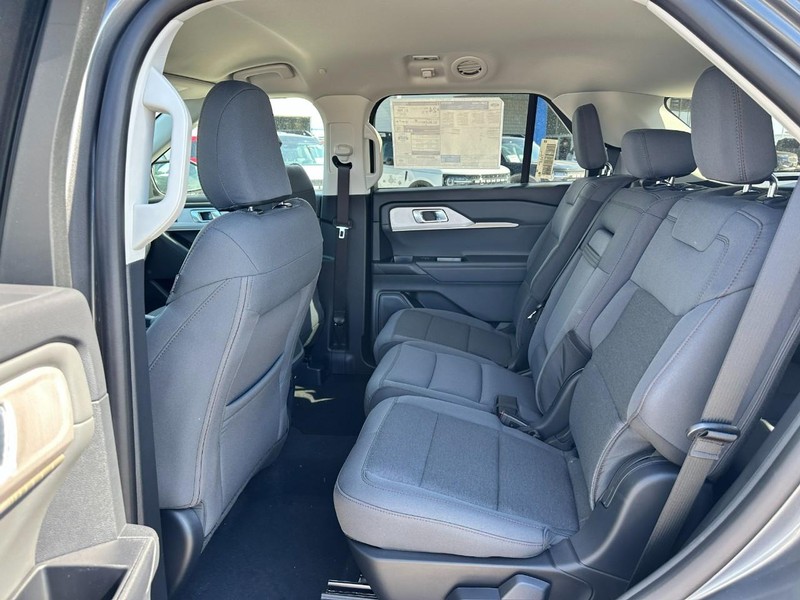 Ford Explorer Vehicle Full-screen Gallery Image 4