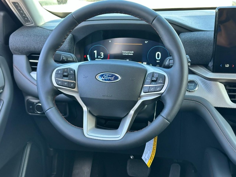 Ford Explorer Vehicle Full-screen Gallery Image 6