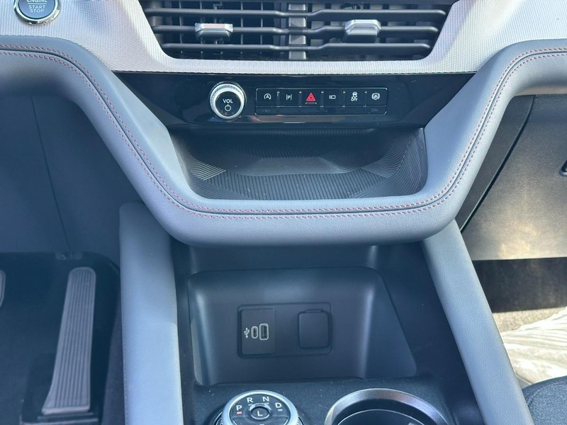 Ford Explorer Vehicle Full-screen Gallery Image 8
