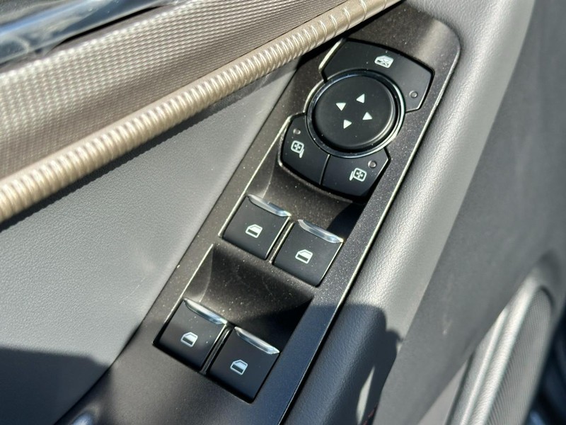 Ford Explorer Vehicle Full-screen Gallery Image 9