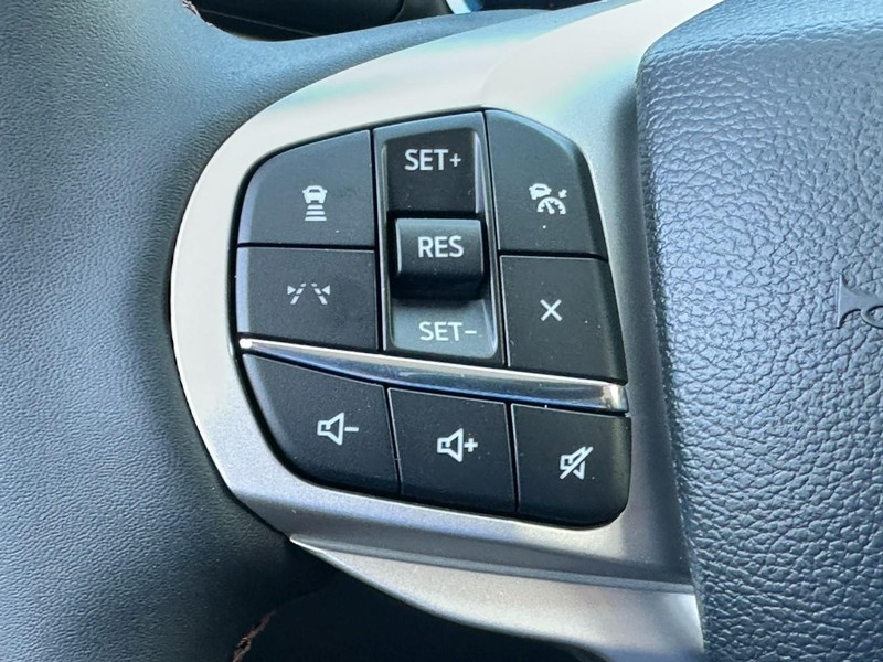 Ford Explorer Vehicle Full-screen Gallery Image 11