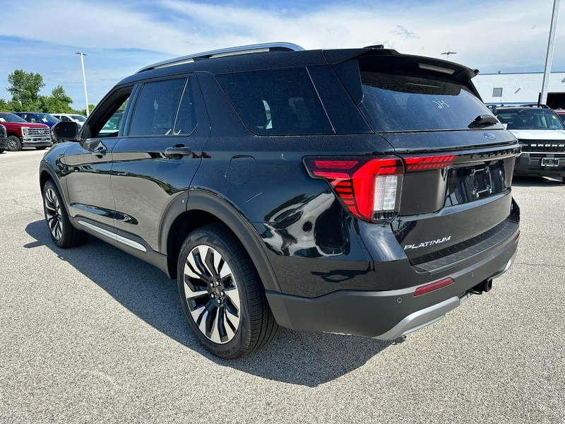 Ford Explorer Vehicle Full-screen Gallery Image 3