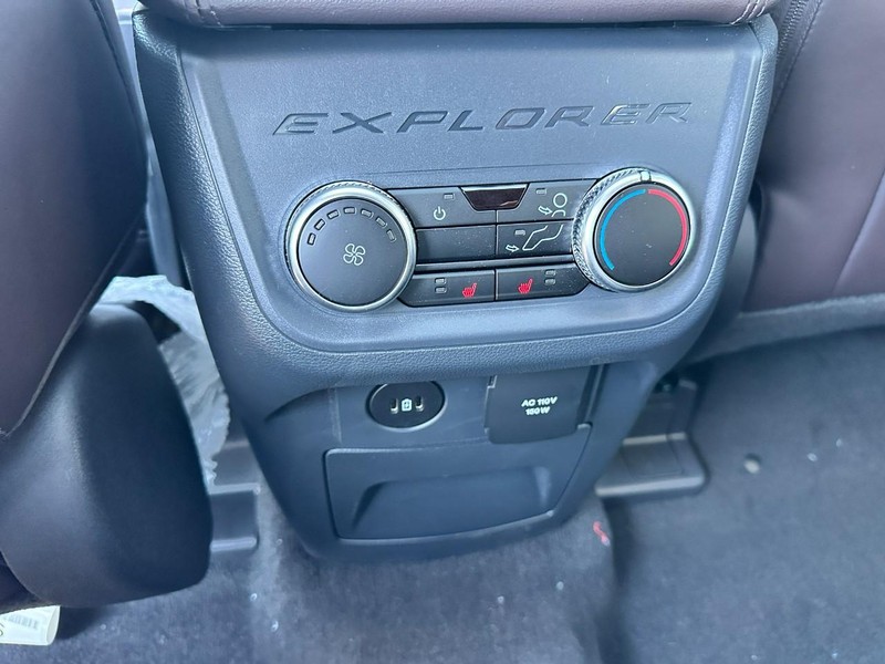 Ford Explorer Vehicle Full-screen Gallery Image 5