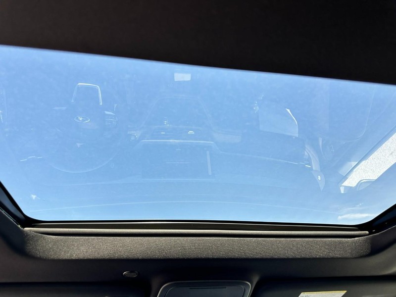 Ford Explorer Vehicle Full-screen Gallery Image 6