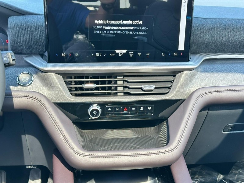 Ford Explorer Vehicle Full-screen Gallery Image 9