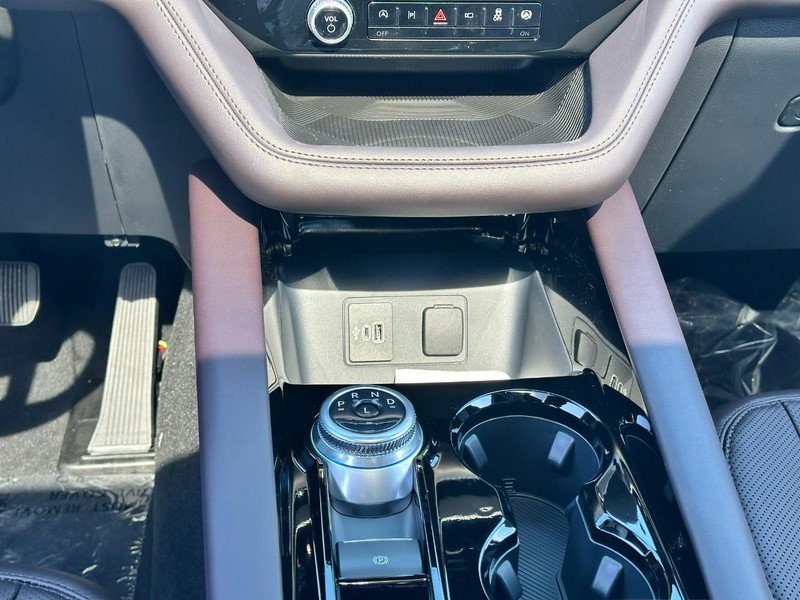 Ford Explorer Vehicle Full-screen Gallery Image 10