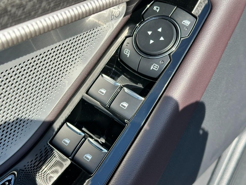 Ford Explorer Vehicle Full-screen Gallery Image 11