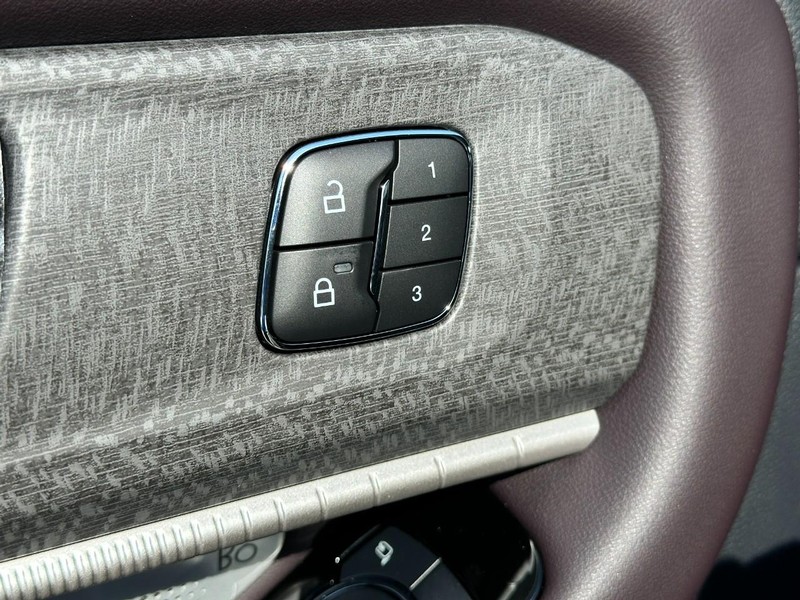 Ford Explorer Vehicle Full-screen Gallery Image 12