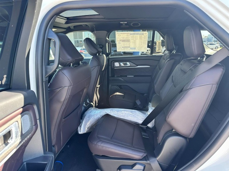 Ford Explorer Vehicle Full-screen Gallery Image 4