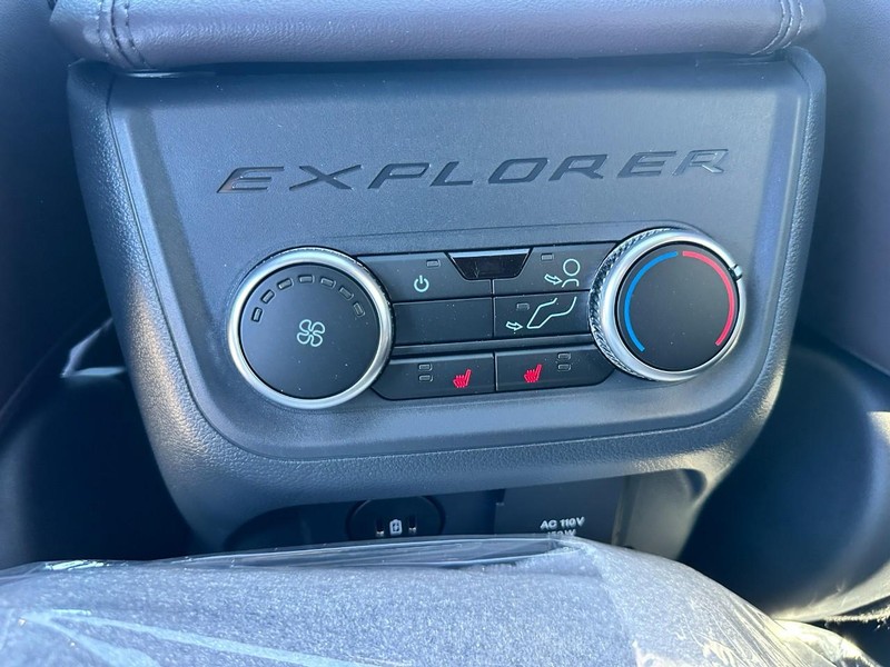 Ford Explorer Vehicle Full-screen Gallery Image 6