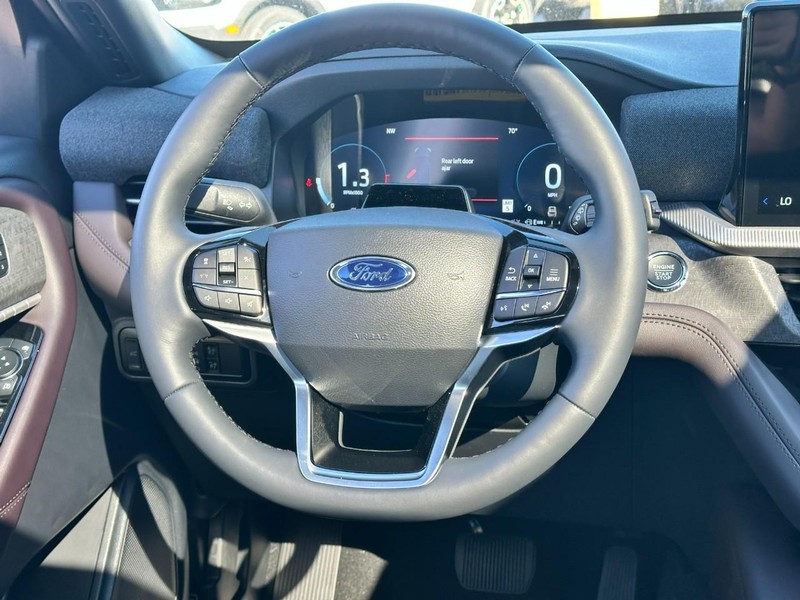 Ford Explorer Vehicle Full-screen Gallery Image 9