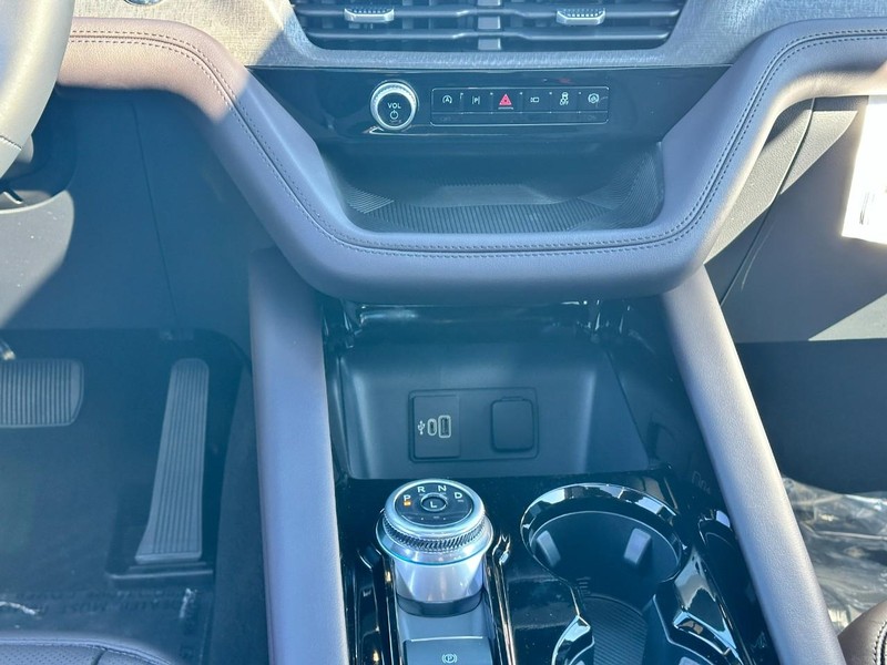 Ford Explorer Vehicle Full-screen Gallery Image 11