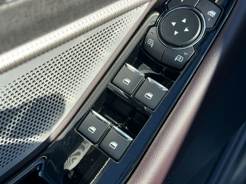 Ford Explorer Vehicle Full-screen Gallery Image 12