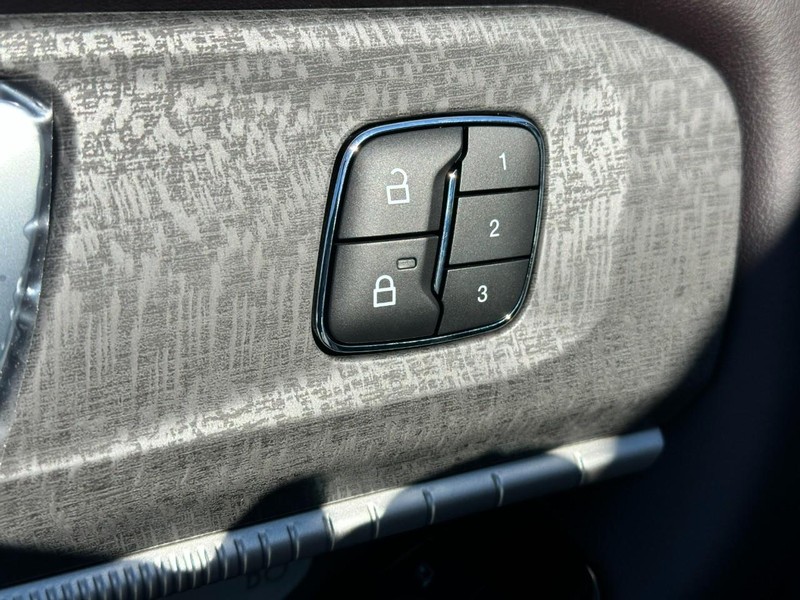 Ford Explorer Vehicle Full-screen Gallery Image 13