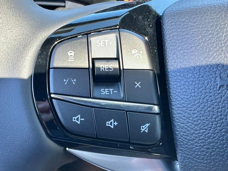 Ford Explorer Vehicle Full-screen Gallery Image 15