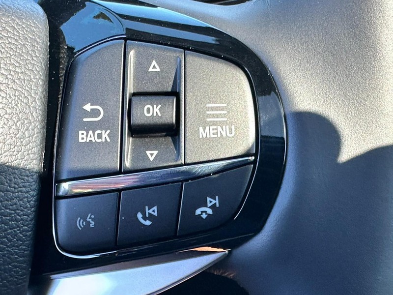 Ford Explorer Vehicle Full-screen Gallery Image 16