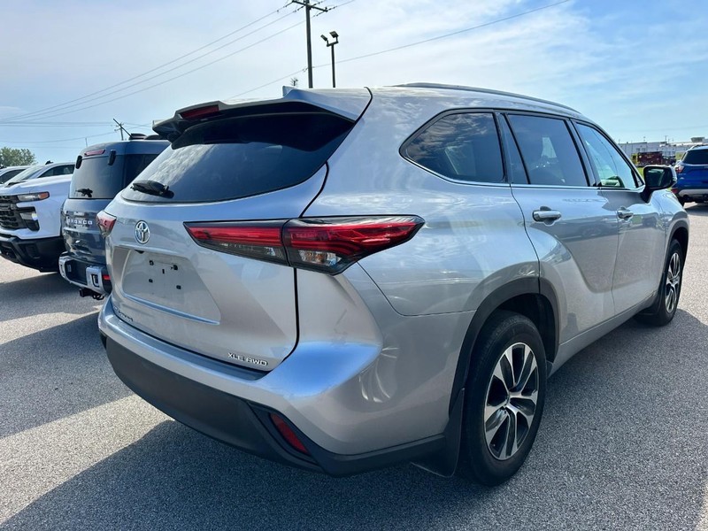 Toyota Highlander Vehicle Full-screen Gallery Image 3