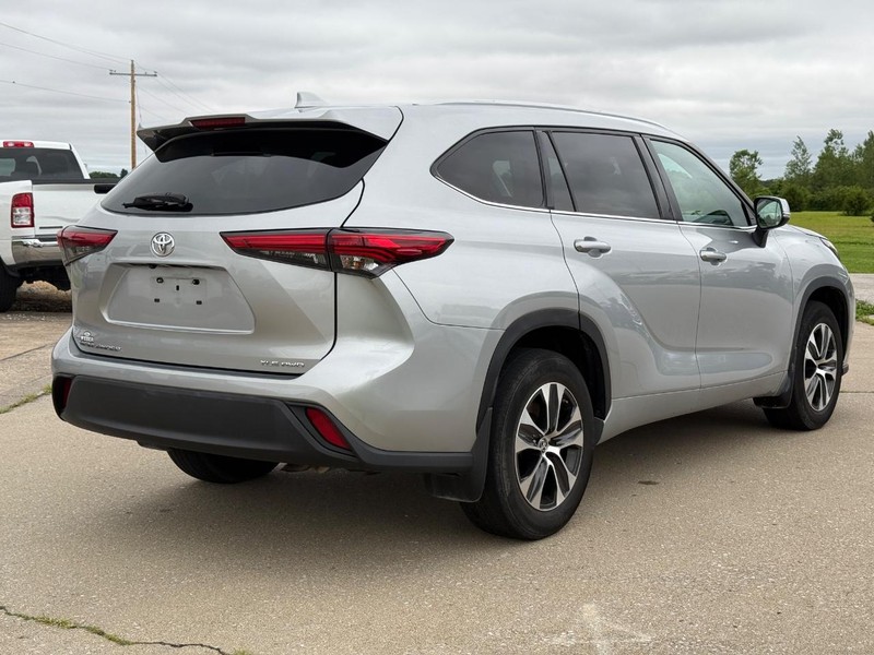 Toyota Highlander Vehicle Full-screen Gallery Image 5