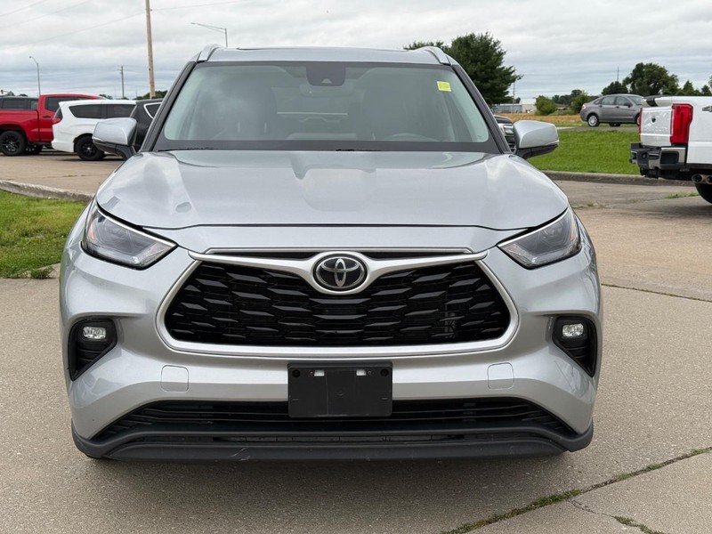 Toyota Highlander Vehicle Full-screen Gallery Image 9