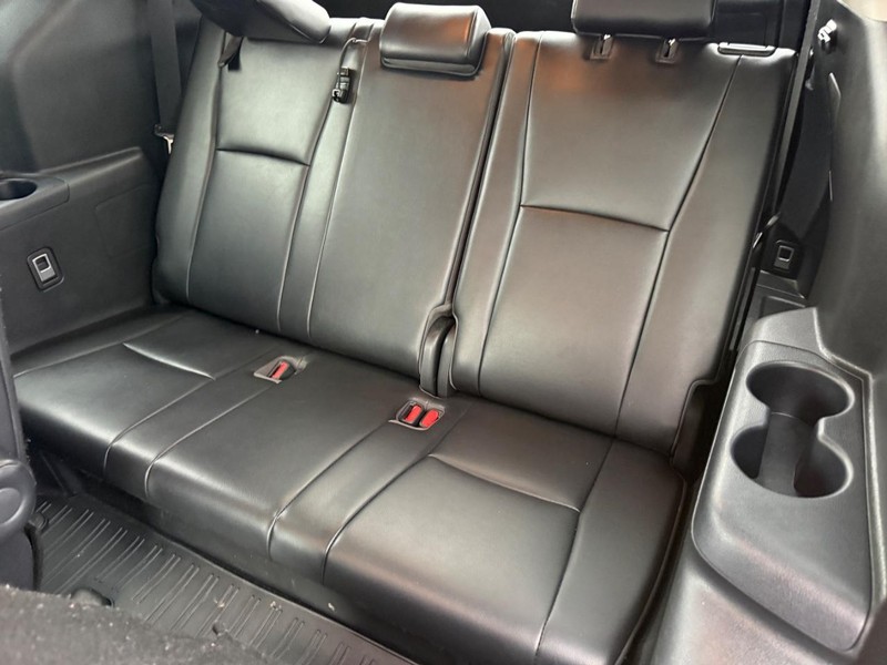 Toyota Highlander Vehicle Full-screen Gallery Image 10