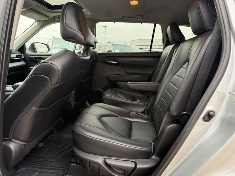 Toyota Highlander Vehicle Full-screen Gallery Image 11