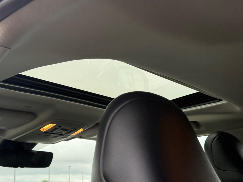 Toyota Highlander Vehicle Full-screen Gallery Image 12