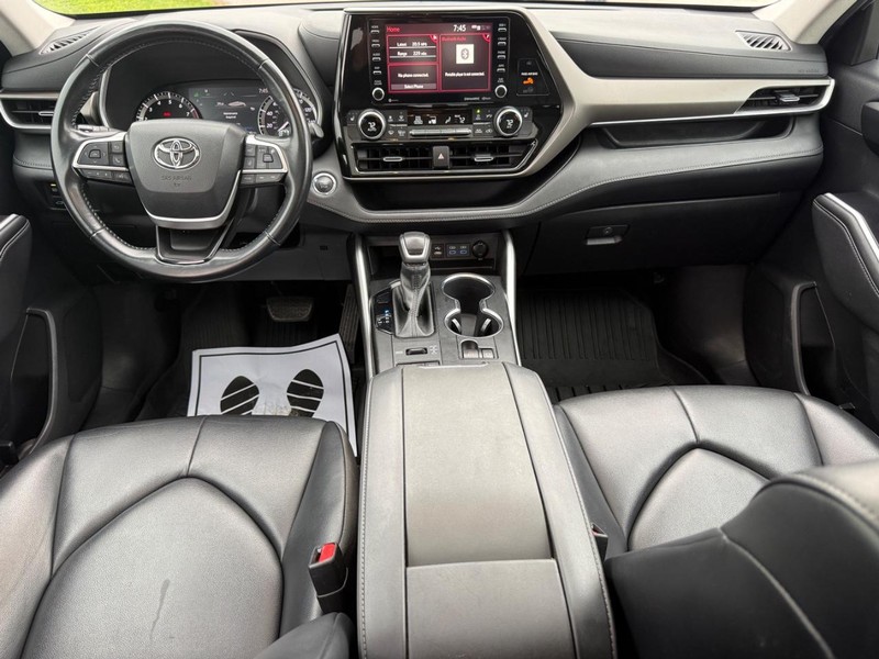 Toyota Highlander Vehicle Full-screen Gallery Image 13