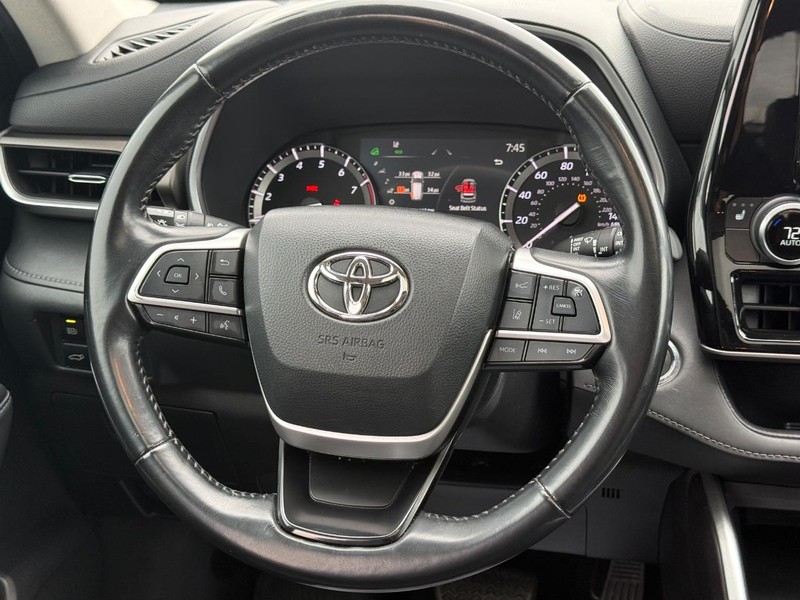 Toyota Highlander Vehicle Full-screen Gallery Image 14