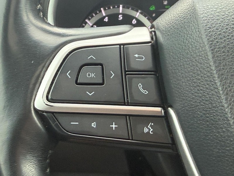 Toyota Highlander Vehicle Full-screen Gallery Image 15