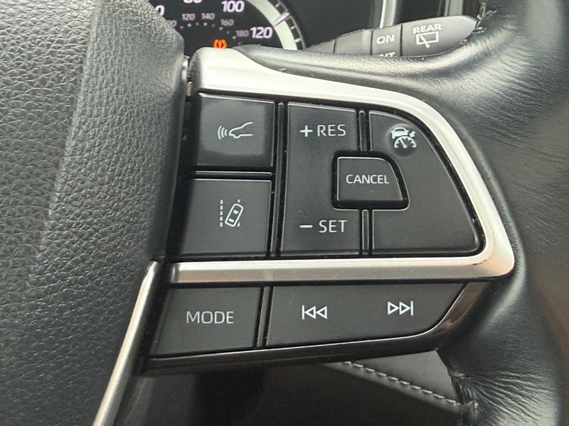 Toyota Highlander Vehicle Full-screen Gallery Image 16
