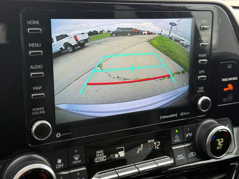 Toyota Highlander Vehicle Full-screen Gallery Image 19