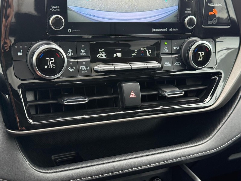 Toyota Highlander Vehicle Full-screen Gallery Image 20