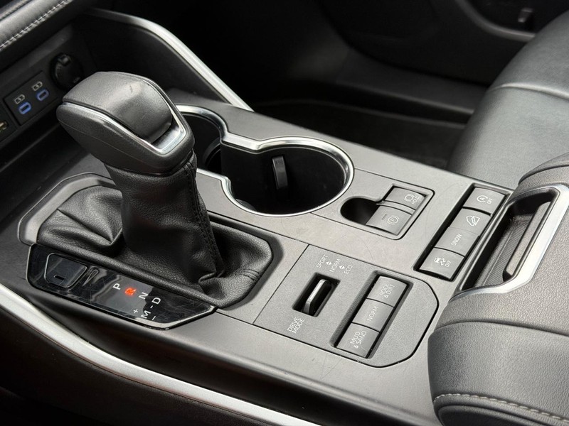Toyota Highlander Vehicle Full-screen Gallery Image 21