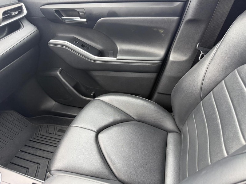 Toyota Highlander Vehicle Full-screen Gallery Image 22