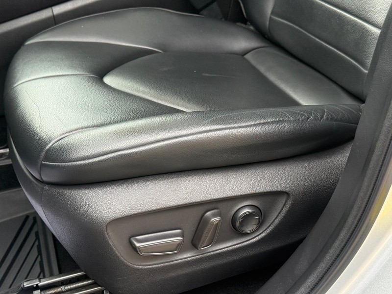 Toyota Highlander Vehicle Full-screen Gallery Image 26