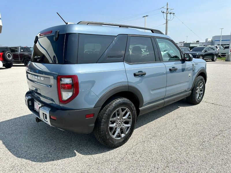 Ford Bronco Sport Vehicle Full-screen Gallery Image 06