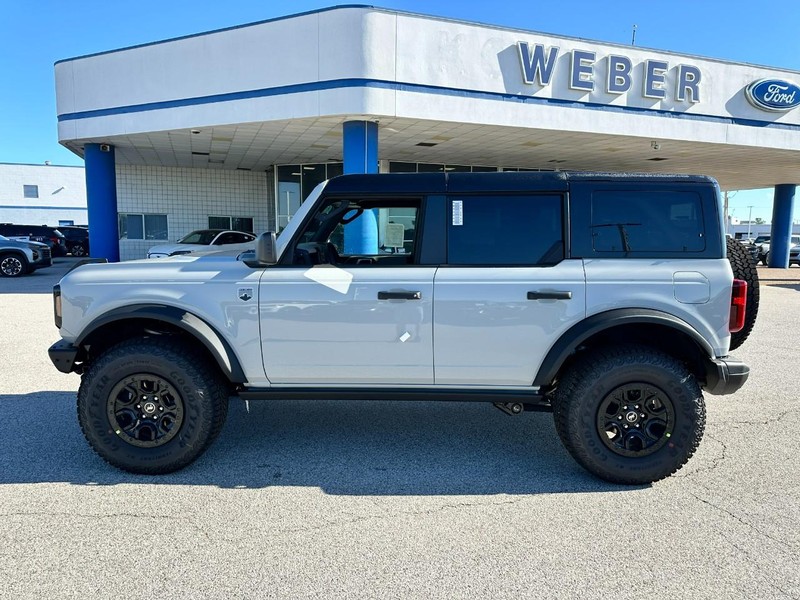 Ford Bronco Vehicle Full-screen Gallery Image 2