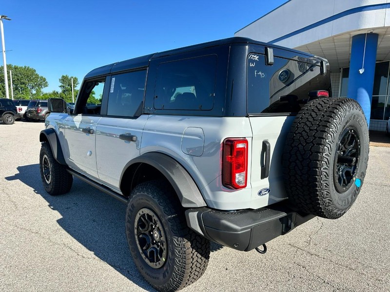 Ford Bronco Vehicle Full-screen Gallery Image 3