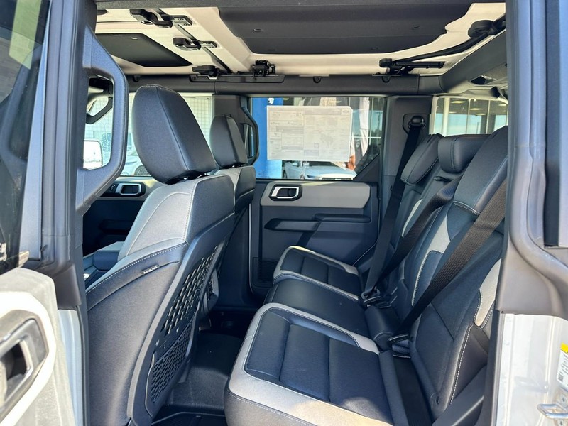 Ford Bronco Vehicle Full-screen Gallery Image 4