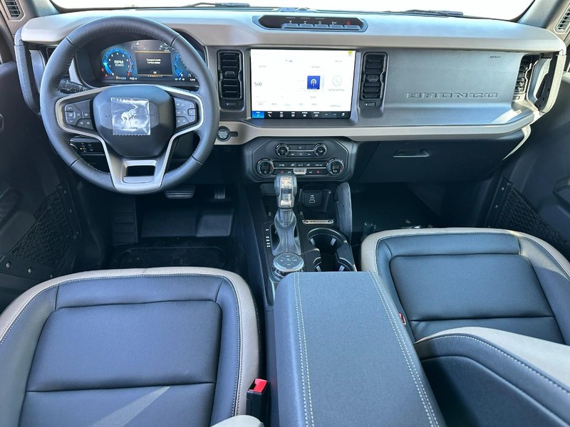 Ford Bronco Vehicle Full-screen Gallery Image 5