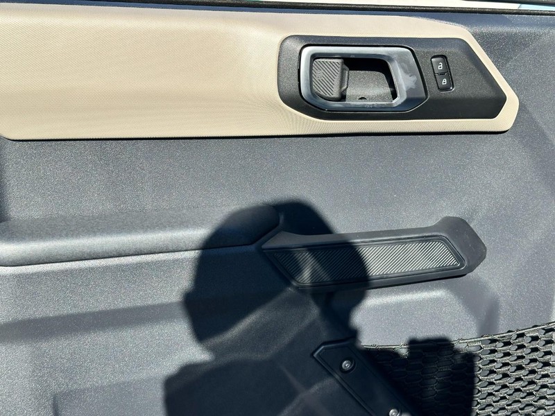 Ford Bronco Vehicle Full-screen Gallery Image 9