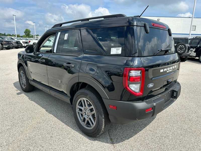 Ford Bronco Sport Vehicle Full-screen Gallery Image 3