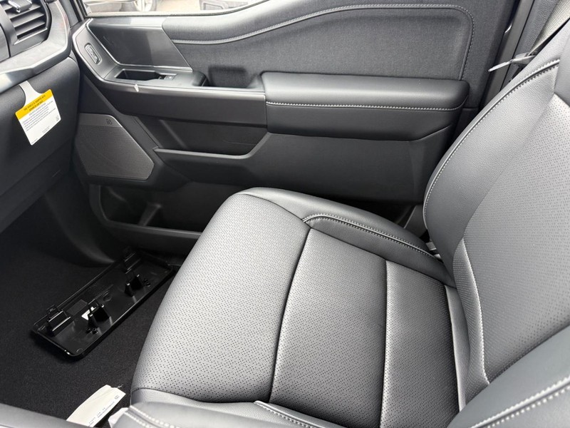 Ford F-150 Vehicle Full-screen Gallery Image 17
